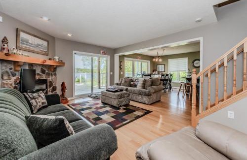 Lion's Head House | Lakeside Retreat With Hot Tub & Dock