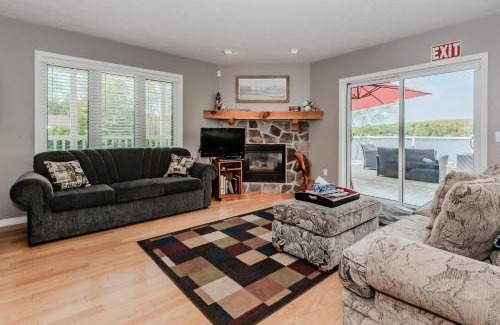 Lion's Head House | Lakeside Retreat With Hot Tub & Dock