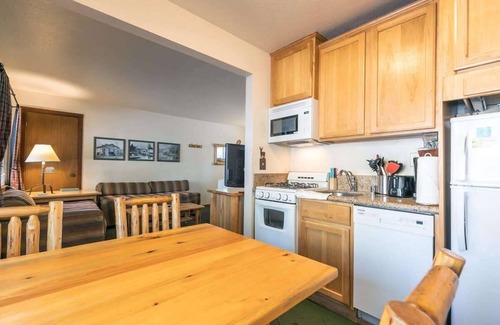 Tahoe Vista Condo | Lakeside Studio - Steps from the Beach!