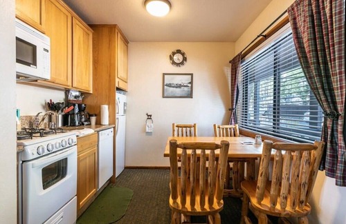 Tahoe Vista Condo | Lakeside Studio - Steps from the Beach!