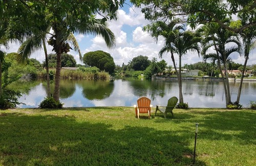 Davie House | Lakeside Vacation Home