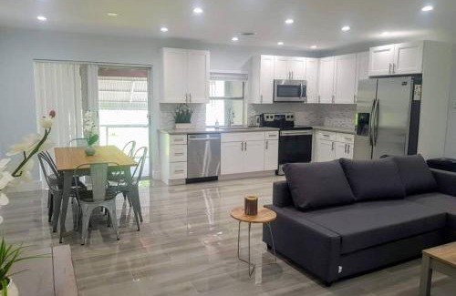 Davie House | Lakeside Vacation Home