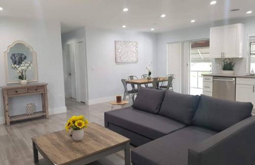 Davie House | Lakeside Vacation Home