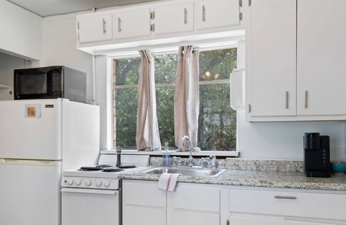 Volente Cabin | LakeTravis Cozy Bungalow 6