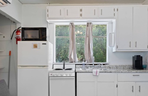 Volente Cabin | LakeTravis Cozy Bungalow 6