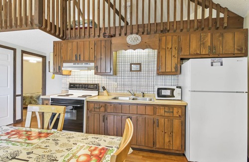 Ellijay Cabin | Lakeview Cabin #4 at Carters Lake Marina, includes boat slip at marina