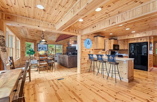 Gaylord Cabin | ⭐️ Lakeview Cabin: Hot Tub Jacuzzi & 4 Bedroom + 3 Bath - Escape to Bears Den! 🐻
