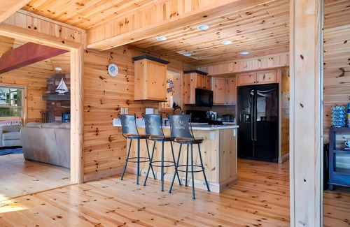 Gaylord Cabin | ⭐️ Lakeview Cabin: Hot Tub Jacuzzi & 4 Bedroom + 3 Bath - Escape to Bears Den! 🐻