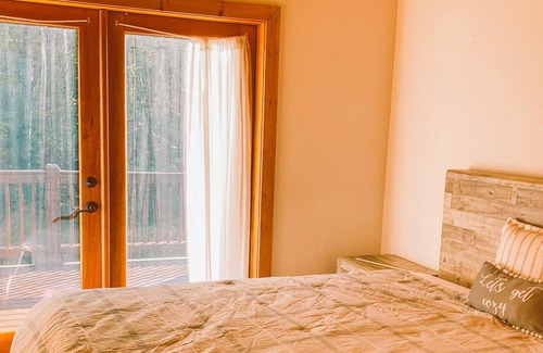Walnut Mountain Cabin | Lakeview Cabin in Ellijay, 3BR, Dog friendly