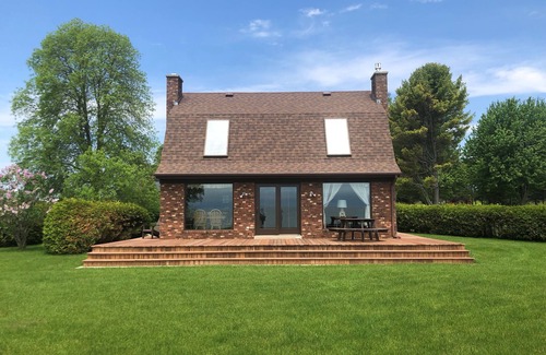 Algoma House | Lakeview Chalet - perfect for your getaway