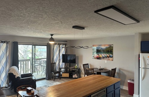 Lake Ozark Condo | LAKEVIEW CONDO, only 3 steps into condo! Onsite parking and access to the lake.