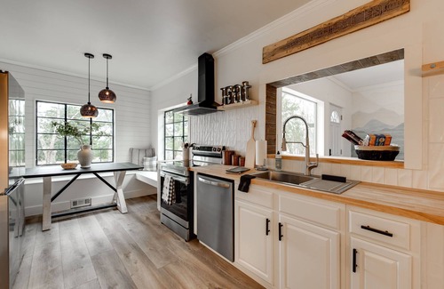 Hixson House | Lakeview Cottage ~ Coffee Bar ~ Cornhole