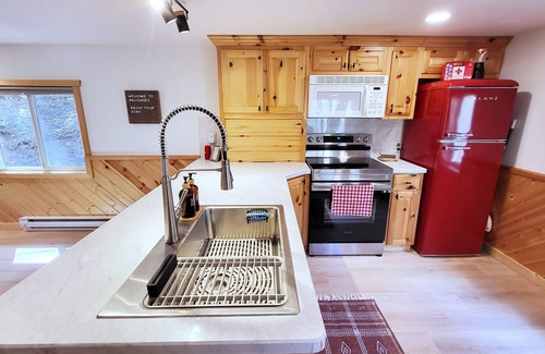 Irwin Cottage | Lakeview Cottage under the Canopy