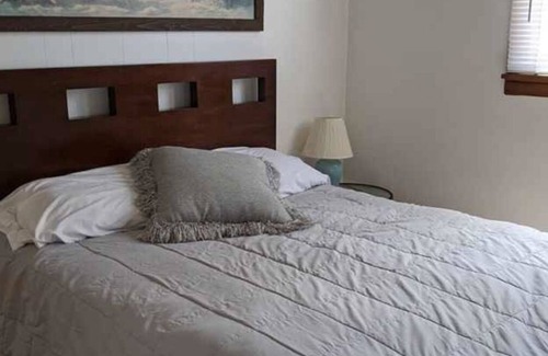 Pardeeville Cottage | Lakeview cottage with perfect sunsets.