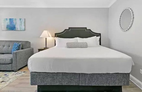 Lake View East Apartment | Lakeview Cozy Studio Apartment
