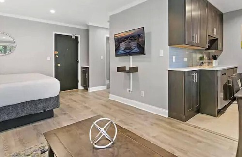 Lake View East Apartment | Lakeview Cozy Studio Apartment