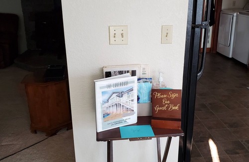 Coulterville House | Lakeview Getaway