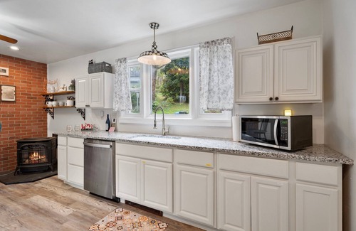 Union Springs House | Lakeview Getaway on Cayuga Wine Trail ~Fully Fenced Yard, 2 King Beds, Sunsets~
