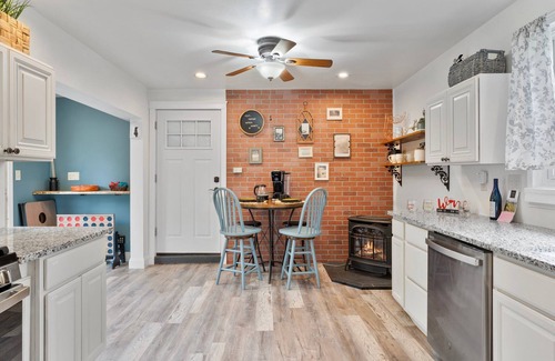Union Springs House | Lakeview Getaway on Cayuga Wine Trail ~Fully Fenced Yard, 2 King Beds, Sunsets~