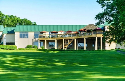 Cheat Lake Apartment | Lakeview Golf Resort Hotel Studio w Fitness Room & Spa Sauna