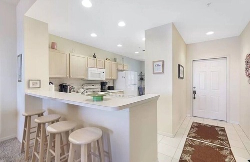 Tropical Cove Condo | Lakeview Haven at Lexington CC Lake Village