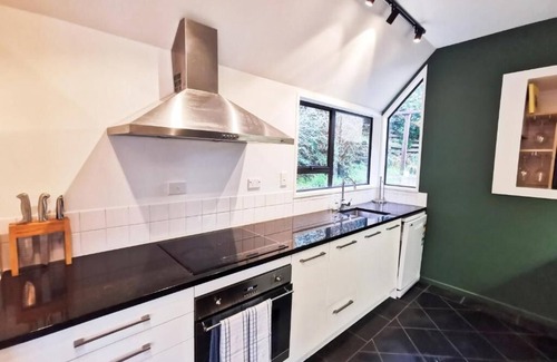 Sunshine Bay House | Lakeview Holiday Home Accommodate up to 6 people