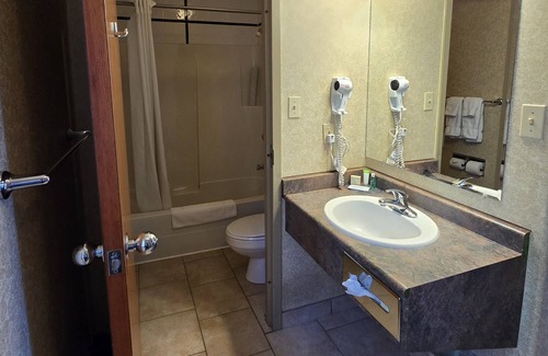 Hinton Hotel | Lakeview Inns & Suites - Hinton