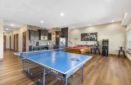Hollister House | Lakeview Lodge for 36 with Indoor & Outdoor Pool!