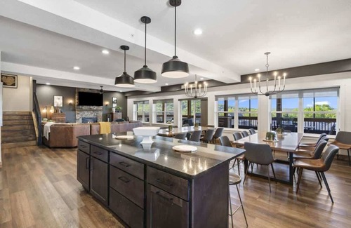 Hollister House | Lakeview Lodge for 36 with Indoor & Outdoor Pool!