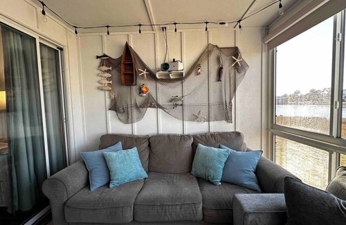 Selbyville House | Lakeview Luxe 2BR Townhouse- Movie Nights, Popcorn Dreams & Ocean City Vibes