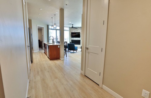 Garden City Apartment | LakeView- Luxurious 2Bdr/2.5 Bath/Den Vacation Suite