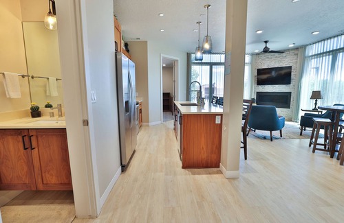 Garden City Apartment | LakeView- Luxurious 2Bdr/2.5 Bath/Den Vacation Suite