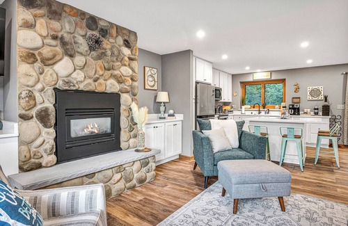 Belgium House | Lakeview Oasis - Sleeps 10! Family Friendly!