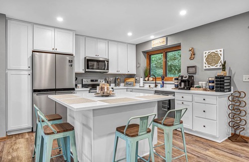 Belgium House | Lakeview Oasis - Sleeps 10! Family Friendly!