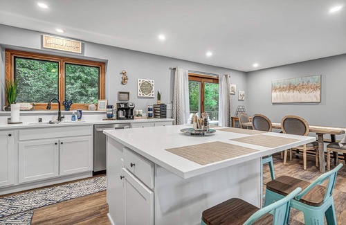 Belgium House | Lakeview Oasis - Sleeps 10! Family Friendly!