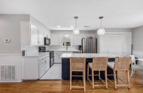 Deatonville House | Lakeview Paradise: Comfy retreat on the water
