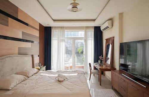 District 7 Apartment | Lakeview Park Retreat - Private Pool Duplex - Garden Sanctuary