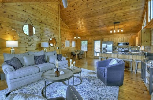 Necowa Cove Cabin | Lakeview Rendezvous | Book 2 Nights Get 3rd Free!