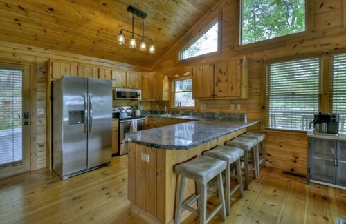 Necowa Cove Cabin | Lakeview Rendezvous | Book 2 Nights Get 3rd Free!