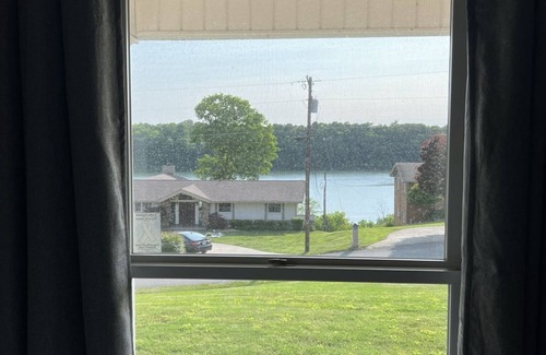 Somerset House | “Lakeview Retreat” - Lakeview with Public dock bottom of hill/Free Launch