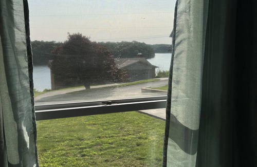 Somerset House | “Lakeview Retreat” - Lakeview with Public dock bottom of hill/Free Launch