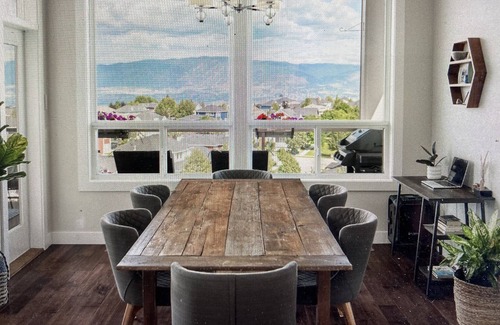 Southwest Mission House | LAKEVIEW Spacious Modern Home, large deck & hot tub, near wineries