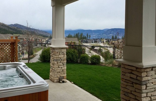 Southwest Mission House | LAKEVIEW Spacious Modern Home, large deck & hot tub, near wineries