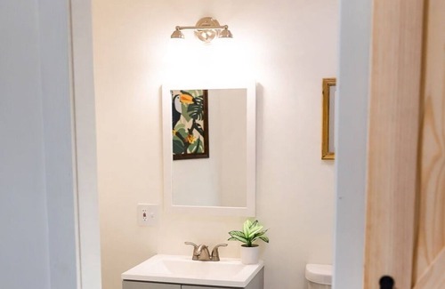 Hayesville Apartment | Lakeview Toucan Terrace Palm Studio