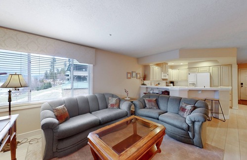 Coeur d'Alene Condo | Lakeview vacation condo w/private W/D & access to dock & close to public beach