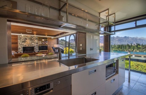 Queenstown House | Lakeview, walking distance to downtown Queenstown