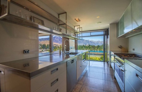 Queenstown House | Lakeview, walking distance to downtown Queenstown