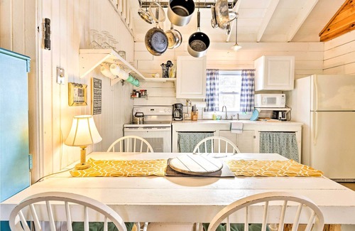 Poyntelle Cottage | Lakewood Cottage w/Private Lake Access & Canoes!