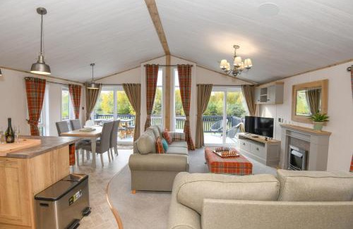 Woodhall Spa House | Lakewood Retreat