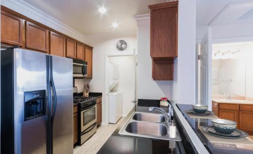 Wilshire Apartment | LALA House -1Br with Free Parking, Pool, Laundry